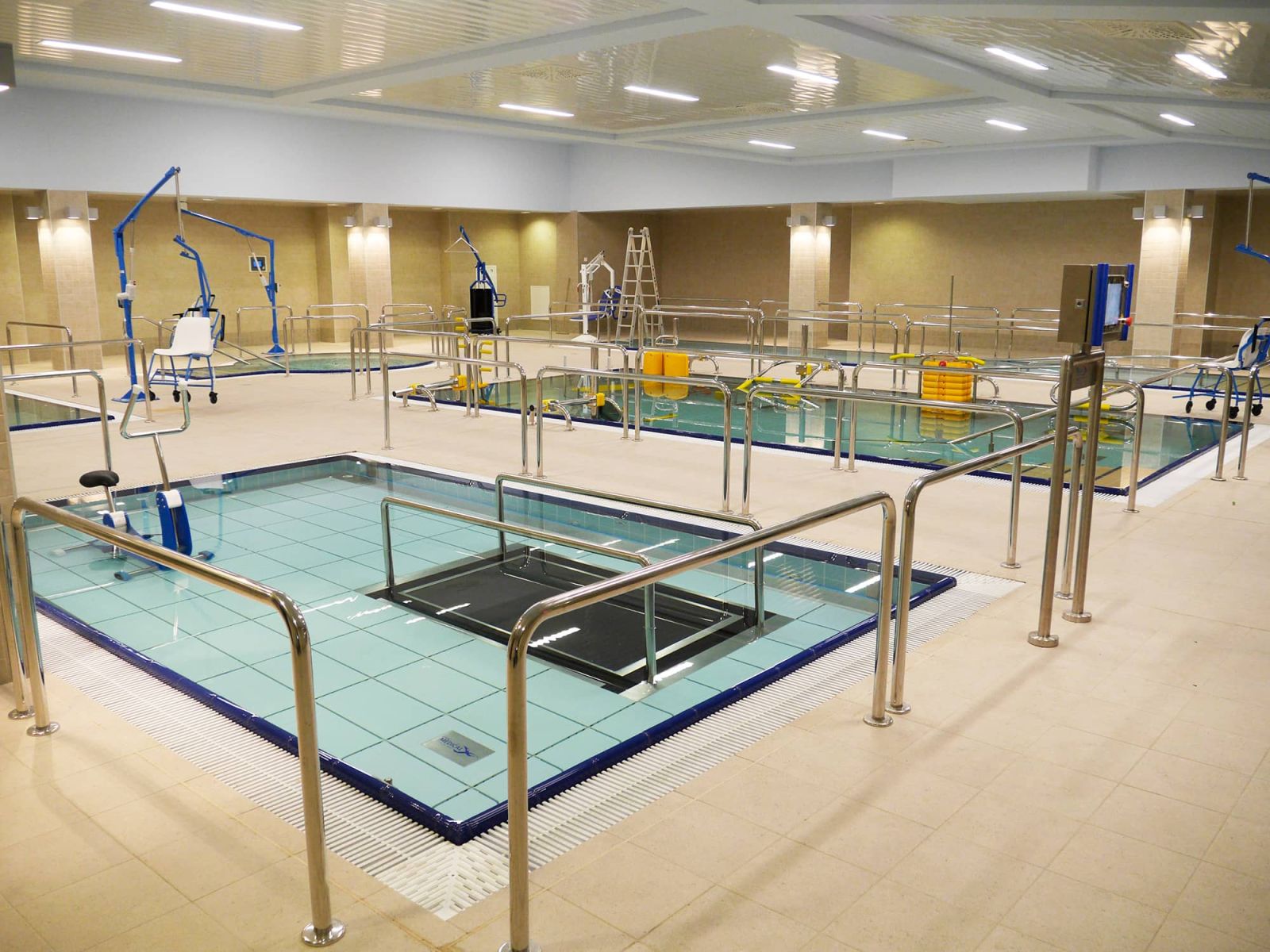 Подводная беговая дорожка Pooltrack Professional встроена в регулируемое дно бассейна