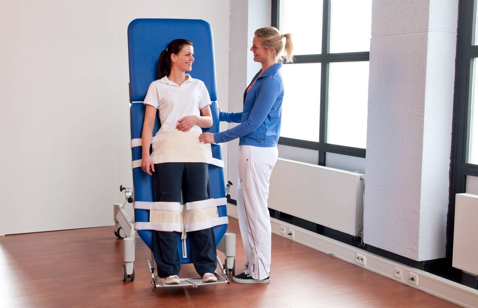 Стол-вертикализатор для перемещения пациентов в вертикальное положение Manumed Tilt с фиксирующими ремнями