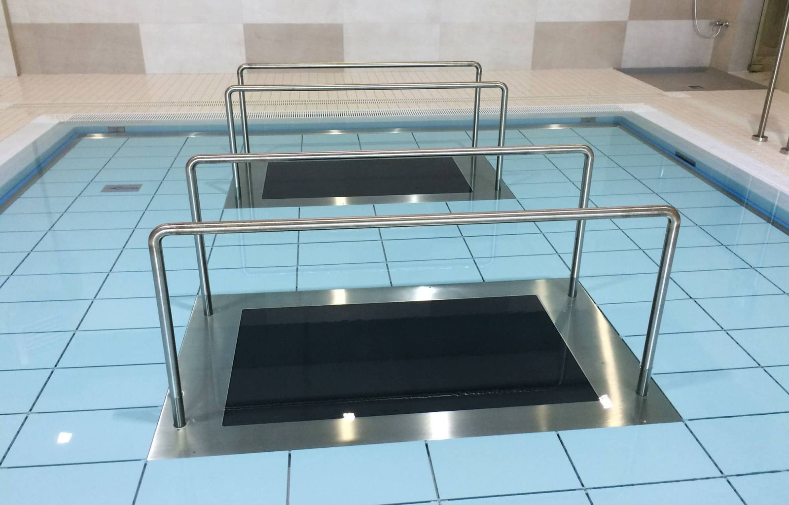 Подводная беговая дорожка Pooltrack и регулируемое дно бассейна по глубине