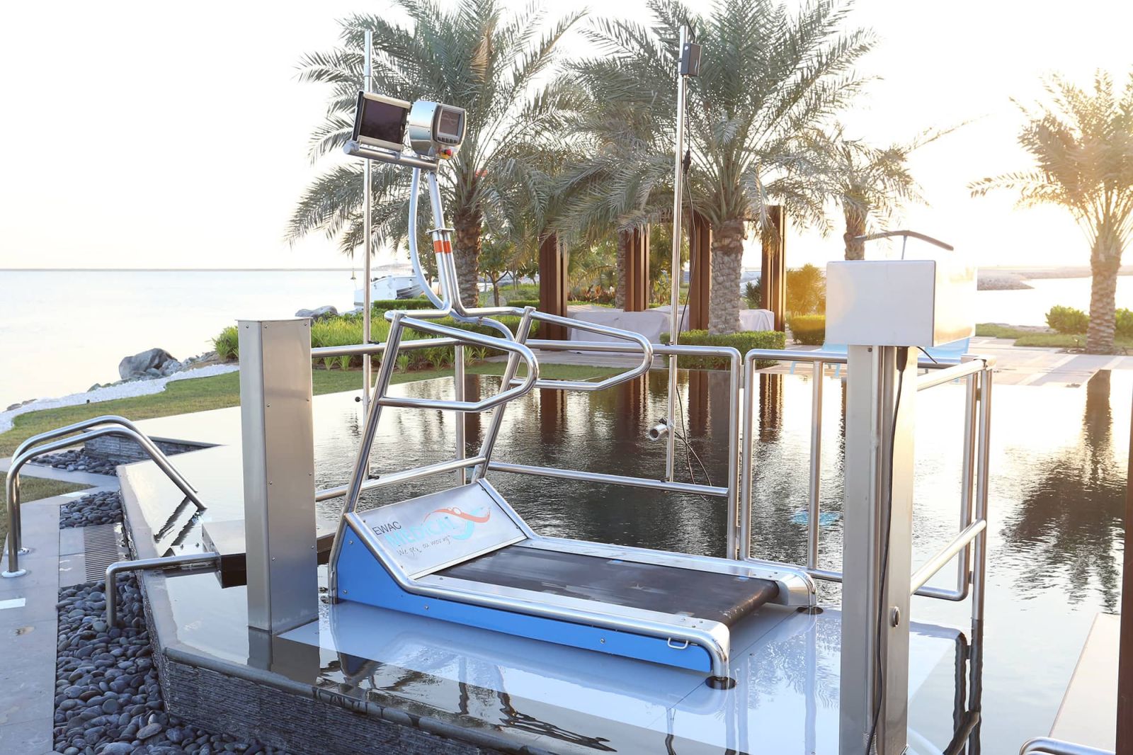 Подводная беговая дорожка Pooltrack Standard на подъемной платформе в бассейне