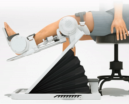 Движения в коленном суставе на тренажере активно-пассивной механотерапии Rebless